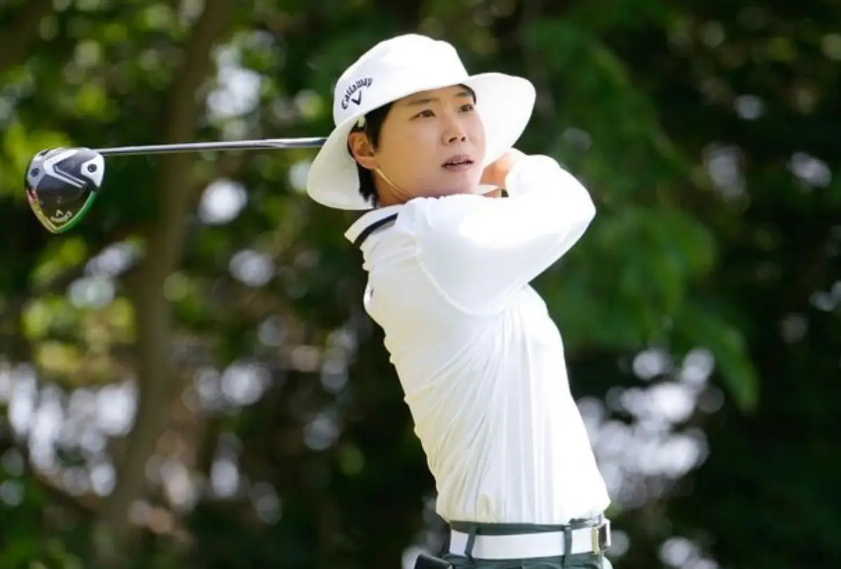 스폰서 로고 없는 버킷햇을 쓰고 있는 LPGA 이소미